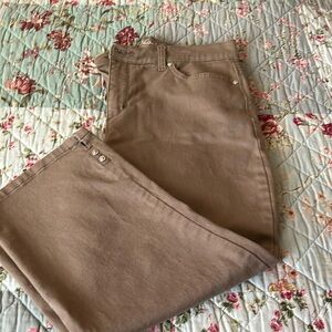 Gloria Vanderbilt tan capris